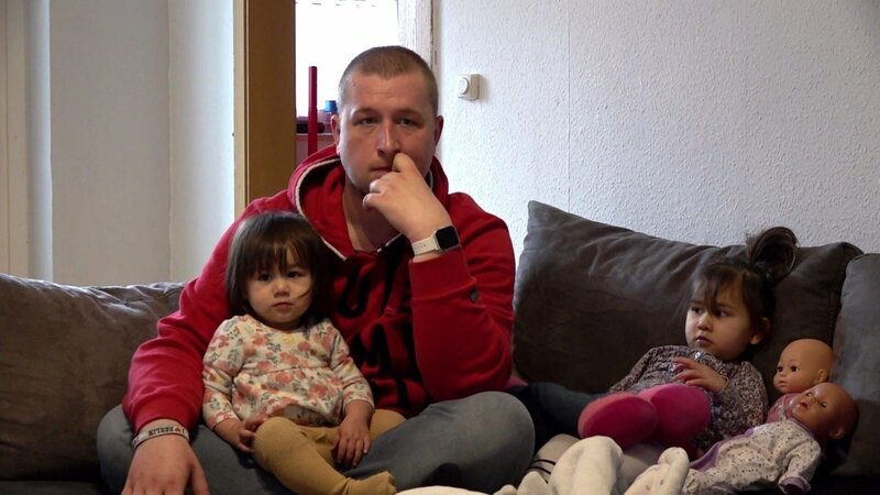 Bei Alex und Mali hängt der Haussegen nach wie vor schief. Entspannung ist nicht in Sicht, zumal Mali eine überraschende Entdeckung auf Alex? Handy macht: Dort sind Nachrichten einer anderen Frau zu lesen. Was hat er dazu zu sagen? – Bild: RTLZWEI