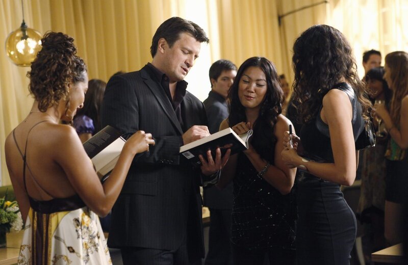 Die Veröffentlichung seines neuen Romans ist ein voller Erfolg und Richard Castle (Nathan Fillion, 2.v.l.) genießt es im Mittelpunkt zu stehen. – Bild: ABC Studios Lizenzbild frei
