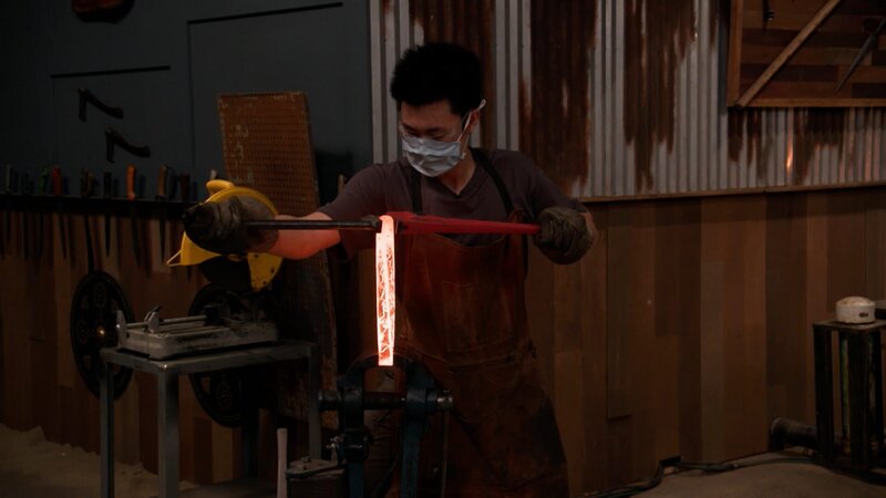 Ein Wettbewerber bearbeitet glühendes Eisen – Bild: A+E NETWORKS