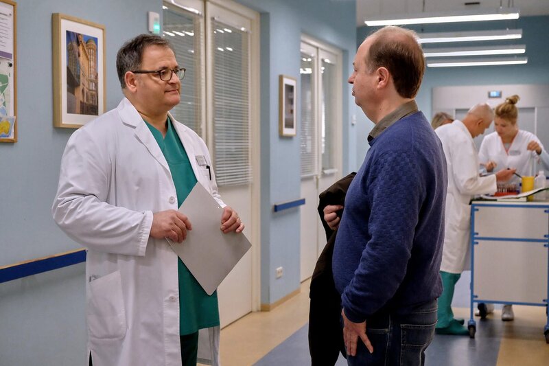 Hans-Peter Brenner (Michael Trischan, li.) hat das Gefühl, dass zwischen Kurt Meier (Christoph Jungmann, re.) und seinem Sohn Stefan etwas nicht stimmt. Kurt liebt seinen Sohn über alles, doch Stefan ist immer leicht abweisend. Hans-Peter versucht bei Kurt mehr über Stefan zu erfahren. Vielleicht hilft ihm das bei der Diagnosefindung. – Bild: MDR/​Saxonia Media/​Kiss