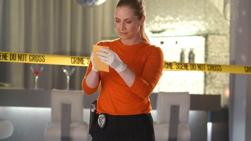 In einem gut besuchten Nachtclub wurde eine Frau ermordet aufgefunden. Calleigh (Emily Procter) sucht nach Spuren, die zum Mörder führen. – Bild: SUPER RTL