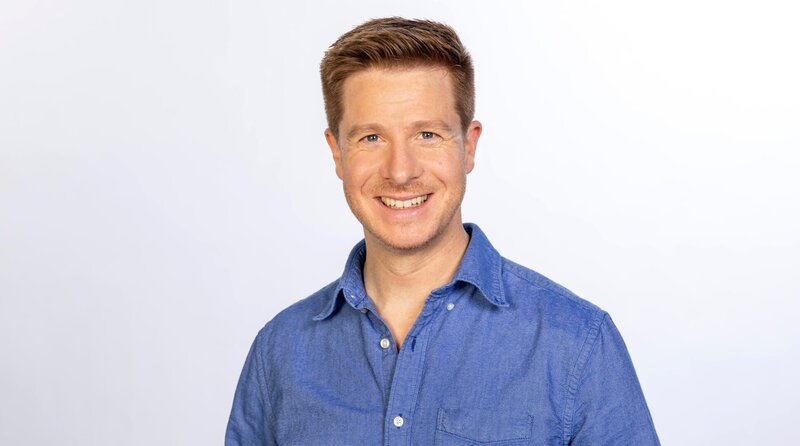 Bastian Bender moderiert die Show. – Bild: WDR/​Annika Fußwinkel