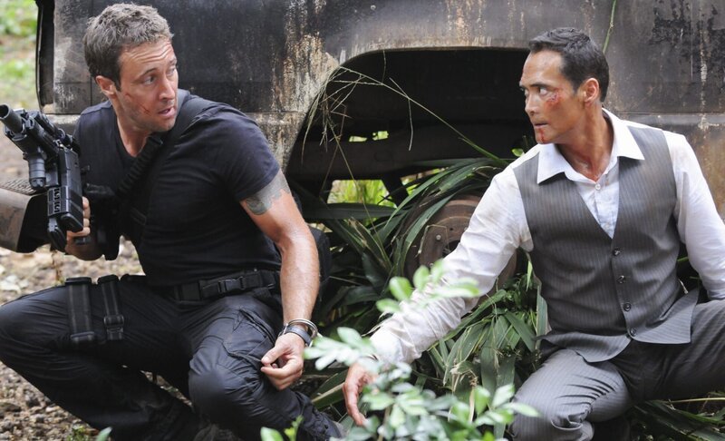 Endlich kann Steve (Alex O’Loughlin, l.) seinen Erzfeind Wo Fat (Mark Dacascos, r.) bei einem Überraschungsangriff dingfest machen. Doch dann muss er feststellen, dass die japanische Yakuza ihnen dicht auf den Fersen ist und beide tot sehen will … – Bild: TM & © CBS Studios Inc. All Rights Reserved. Lizenzbild frei