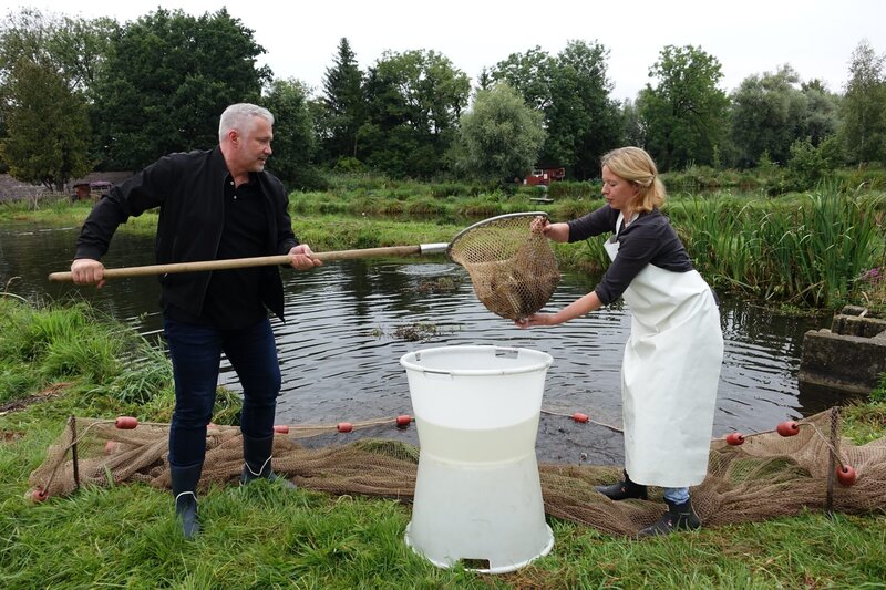 Alexander Herrmann und Lisa Kneißl fischen Forellen in einer Teichanlage des Fischgutes Waldheim in Bergkirchen/​Gröbenried bei Dachau. – Bild: BR/​Jürgen Endriß