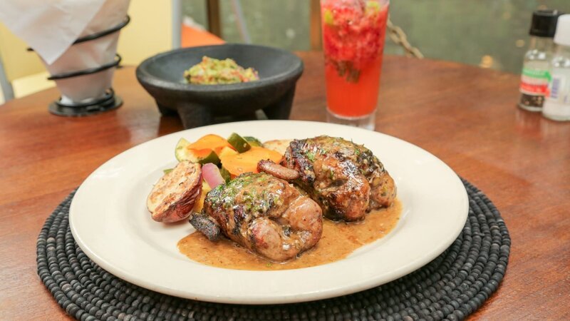 Auf Mesquite gegrillte Wachteln, gefüllt mit Wildpilzen, geröstetem Mais, getrockneten Aprikosen und Poblanos von „Boudro’s Bistro“ in San Antonio. – Bild: ORF/​Warner/​The Travel Channel
