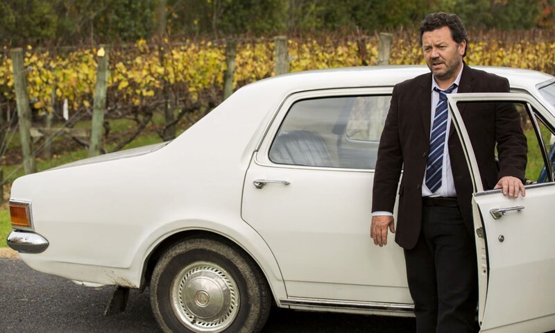 Detective Shepherd (Neill Rea) fährt ein Museumsstück als Dienstwagen. – Bild: ARD Degeto/​SPP & all3media international