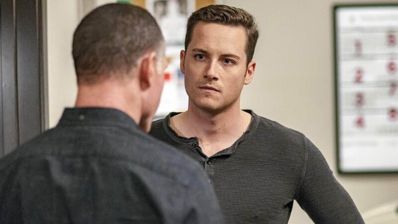 Hank Voight (Jason Beghe, Rückansicht), Jay Halstead (Jesse Lee Soffer) – Bild: Foto: MG RTL D /​ 2017 NBCUniversal