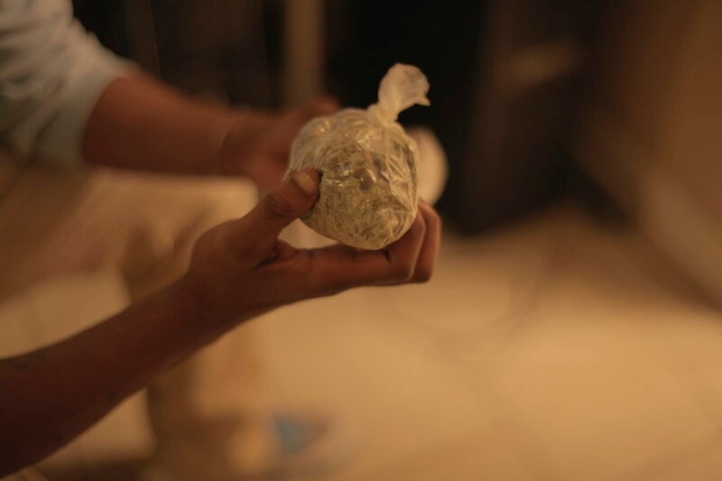 Dealer tenant un sac plein de drogue. – Bild: The National Geographic Channel
