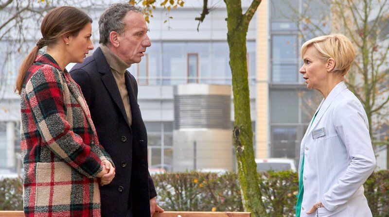 Während ihr Sohn Moritz operiert wurde, haben Alexander Weber (Heio von Stetten) und seine Ex-Frau Maria Weber (Annett Renneberg, links) versucht, ein Gespräch über den weiteren Werdegang zu führen. Maria will Moritz mit nach München nehmen, Alexander würde ihn gern hier in Leipzig lassen, da er im Gegensatz zu Maria Zeit hat, sich um ihn zu kümmern. Doch alles wird nebensächlich, als Dr. Kathrin Globisch (Andrea Kathrin Loewig) dazu kommt und den beiden berichtet, dass sie die OP abbrechen mussten, da Moritz schwere Herzrhythmusstörungen hatte. – Bild: BR/​Kiss/​MDR/​Saxonia Media
