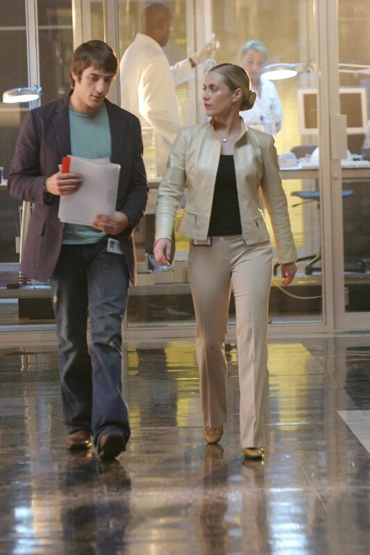 Calleigh (Emily Procter) unterrichtet Ryan (Jonathan Togo) von ihren Ermittlungsergebnissen. – Bild: RTL