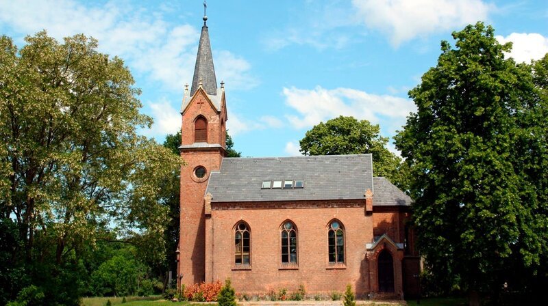 In Brandenburg gibt es über 1500 Dorfkirchen. Viele von ihnen werden nicht mehr gebraucht, weil immer mehr Menschen aus der Kirche austreten oder sterben. Aber die Kirchenbauten sind Kulturdenkmäler, oft Wahrzeichen und noch immer Mittelpunkt eines jeden Dorfes. Was also tun mit den Gebäuden und Grundstücken? Ein rbb-Team hat einige kreative Beispiele für „alternative“ Kirchennutzung gefunden. – Kirche Kreuzbruch. – Bild: rbb