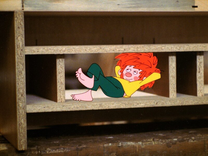 Der Steuerberater Schladerer hat bei Meister Eder eine Garderobenablage bestellt, mit der er nie zufrieden ist. Immer wieder bringt er sie zurück und verlangt Änderungen. Da rächt sich der Pumuckl an dem schwierigen Kunden … – Bild: BR/​Infafilm GmbH/​Original-Entwurf „Pumuckl“-Figur: Barbara von Johnson