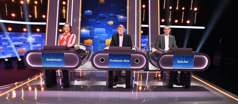 Das Rateteam: ‚Quizkönigin‘ Marie-Lousie Finck, ‚Professor Quiz‘ Eckard Freise und ‚Quiz-Ass‘ Thorsten Zirkel. – Bild: ARD/​Uwe Ernst