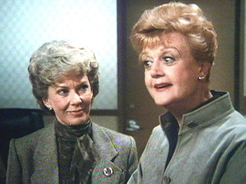 Jessica (Angela Lansbury) lernt die Gefängnisdirektorin Warden Elisabeth Gates (Vear Miles) kennen. – Bild: Warner TV Serie