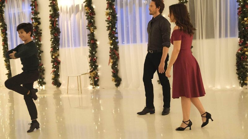 In Romans (Will Kemp, mi.) Tanzschule kommen sich Avery (Lacey Chabert, re.) und er bei ihren Tanzstunden immer näher. Außerdem lernt Avery Romans kleinen Neffen und begabten Tänzer Nicky (John Talan Church, li.) kennen. – Bild: Paramount Pictures