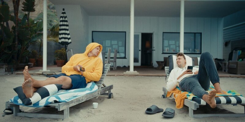Franz (r.) und Moritz Wagner (l.) bereiten sich in der Abgeschiedenheit von Dana Point im südlichen Kalifornien auf Vertragsverhandlungen vor. – Bild: ZDF und Tobias Tempel, Thomas Lütz/​Flare Film