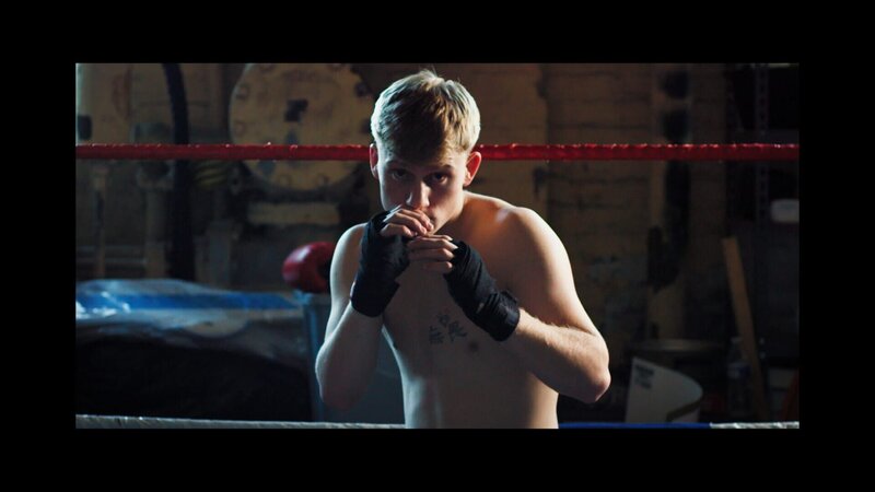 Tyler Sammis posiert in seinem Trainingsraum für die Kamera. – Bild: National Geographic