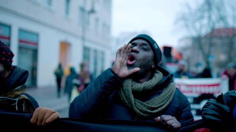 ARD/​WDR ARD CRIME TIME, „Oury Jalloh“, am Montag (06.01.25) um 23:50 Uhr im ERSTEN. Mouctar Bah kämpft seit 20 Jahren darum, den Tod seines Freundes Oury Jalloh aufzuklären. – Bild: WDR/​LOOKSfilm