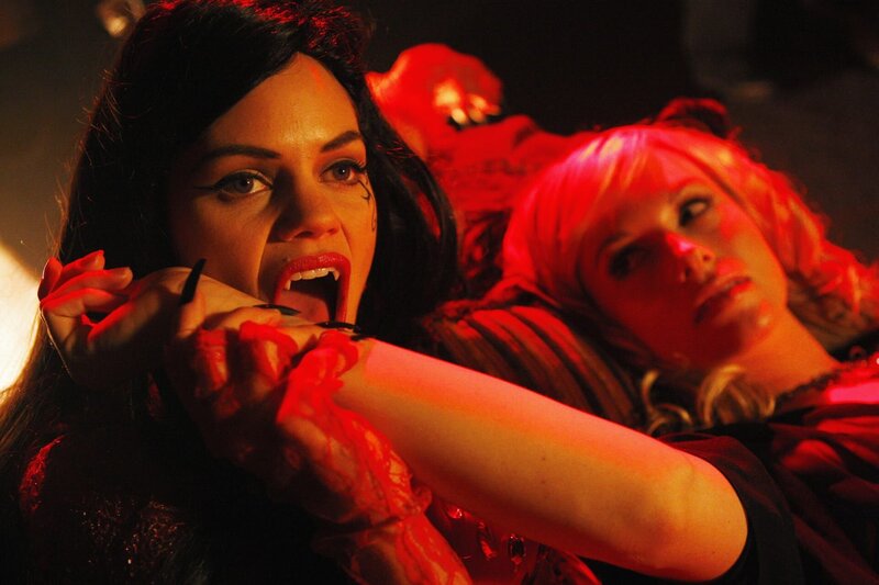 Blutsaugen ist ihre Leidenschaft: Die hübsche Vixen (Samantha Shelton, l.) lebt in ihrer eigenen Welt. – Bild: ABC Studios Lizenzbild frei