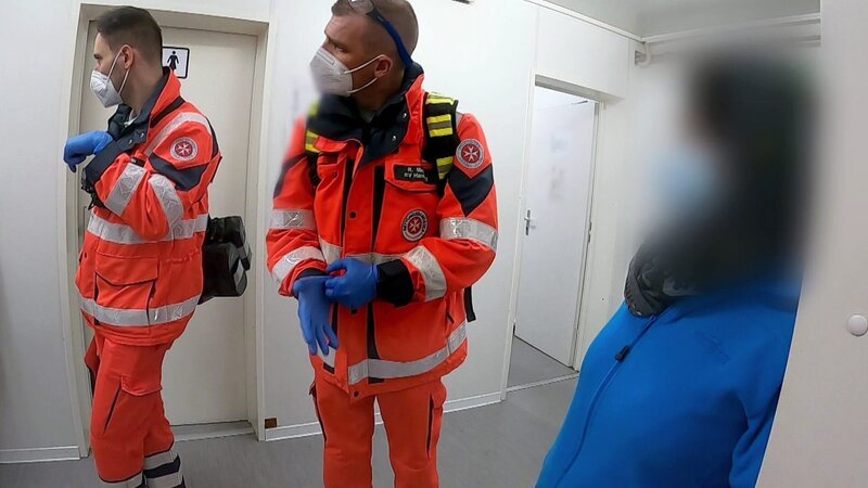 In der Nachtschicht werden Daniel Tim und Matthias Vollmer zu einem Einsatz in ein Asylantenheim gerufen. Sie finden einen Suizidversuch vor, doch die Sprachbarriere erschwert ihnen die Arbeit. – Bild: RTLZWEI