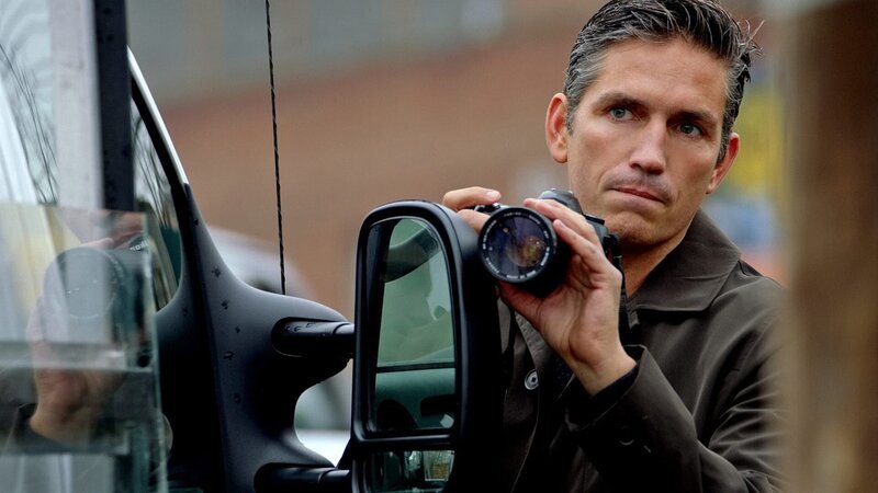 Der ehemalige CIA-Agent John Reese (James Caviezel) hält sich zunächst zum Observieren im Hintergrund, um dann jedoch im entscheidenden Moment einzugreifen … – Bild: JEFFREY R STAAB /​ CBS /​ CBS Entertainment