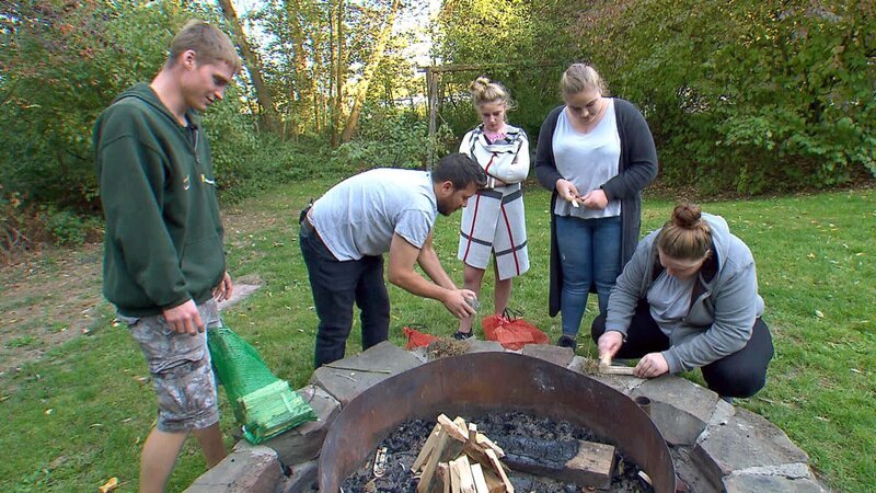 Peter und Flo wollen mit der Familie ein Lagefeuer machen. Allerdings hat niemand ein Feuerzeug dabei. Nun müssen sie auf urzeitliche Methoden zurückgreifen. – Bild: RTL II, Joker Productions