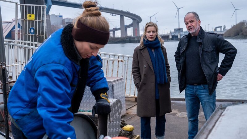 Lena Testorp und Oskar Schütz stellen Lotte Stelzer zur Rede, die mehr mit dem Opfer zu tun hatte, als sie am Tatort vorgab. – Bild: manju.de