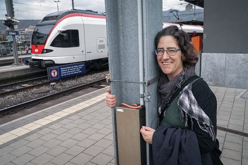 rec. Objektophilie – Wenn Menschen Gegenstände lieben Regina (Name geändert) ist in Zugleitungen verliebt. – Bild: SRF