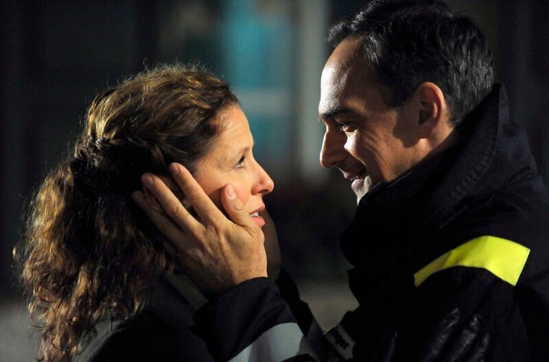 Mikes Liebesgeständnis trifft Annalena direkt ins Herz. Von links: Annalena Brunner (Heidrun Gärtner) und Mike Preissinger (Harry Blank). – Bild: BR/​Marco Orlando Pichler