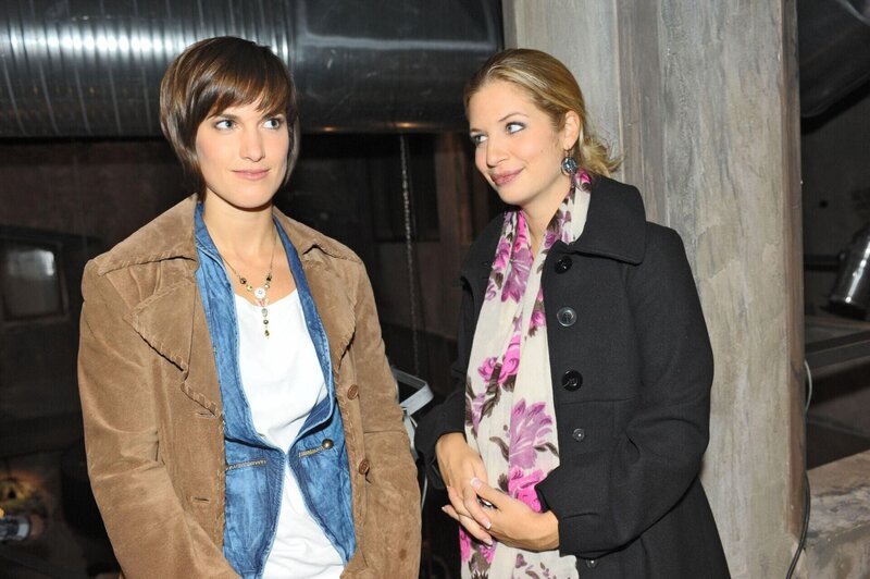 Verena (Susan Sideropoulos, r.) ist sich sicher: Pia (Isabell Horn) ist eifersüchtig – also in John verliebt! – Bild: RTL Deutschland