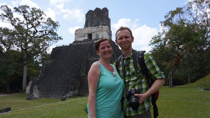 Passagiere Isabell und Bastian inmitten der Tempelanlage von Tikal, der alten Maya-Stadt in Guatemala. – Bild: BR/​Deborah Stöckle
