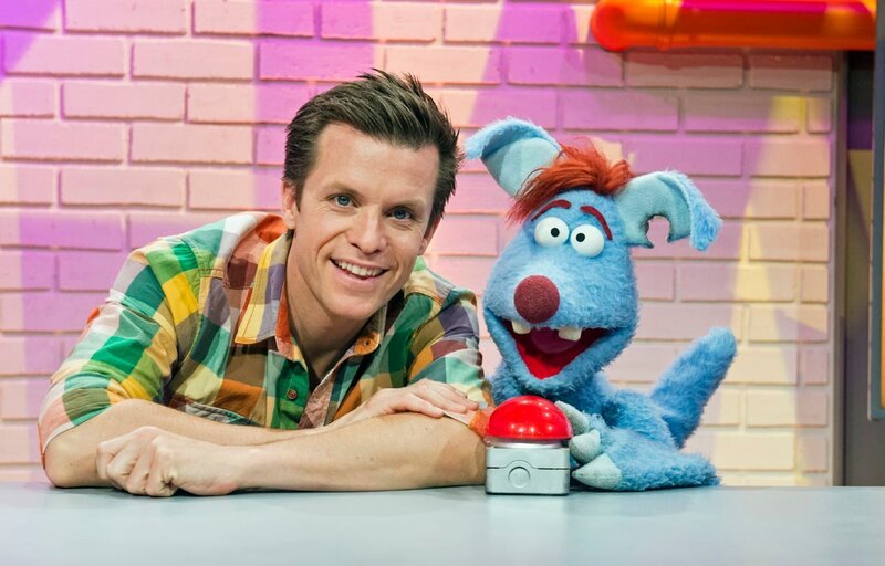 Benedikt Weber (li.) und Woozle sind ein ungleiches Gespann – gemeinsam suchen sie Antworten auf alltägliche Fragen: Wie ist der Mond entstanden? Was ist eigentlich Zeit? Und wie kann man sie überlisten? Während Benedikt sich um wissenschaftlich fundierte Antworten bemüht, ist sein Freund Woozle für kreative Antworten zuständig. – Bild: SUPER RTL/​Annette Etges
