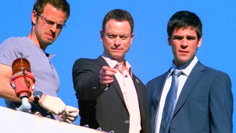 Auf dem Dach des Krankenhauses rekonstruieren Danny (Carmine Giovinazzo, l.), Mac (Gary Sinise, M.) und Donald (Eddie Cahill) den Tathergang. – Bild: Foto: MG RTL D /​ CBS