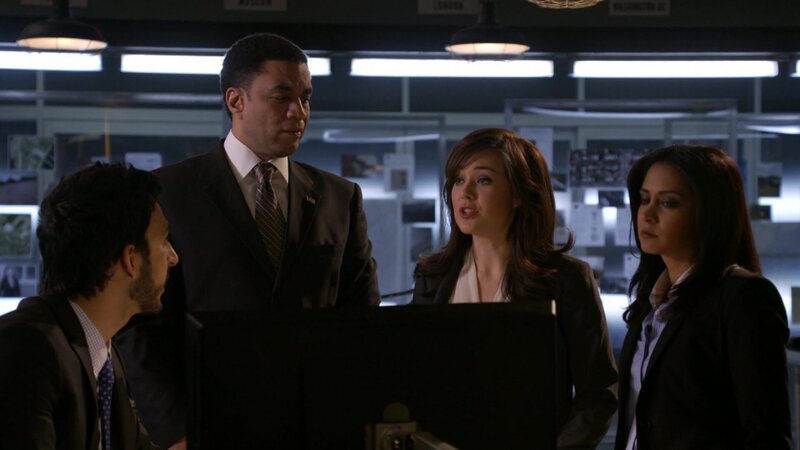 L-R: Aram Mojtabai (Amir Arison), Harold Cooper (Harry Lennix), Elizabeth Keen (Megan Boone) und Meera Malik (Parminder Nagra) – Bild: AXN Black