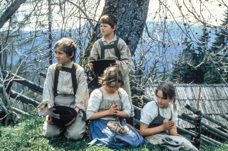 Mit demonstrativer Frömmigkeit erhoffen die Waldbauernkinder den Pilgern kleine Gaben zu entlocken. Harald Gauster (Peter), Ronnald Ruhdorfer (Jakobele), Birgit Schrabacher (Plonele), Edith Rode (Mirzele). – Bild: ORF/​MR Film