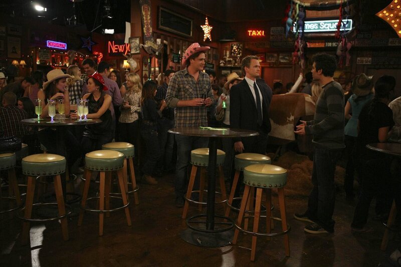 Verbringen einen besonderen Abend: Ted (Josh Radnor, r.), Marshall (Jason Segel, M.), Barney (Neil Patrick Harris, 2.v.r.), Lily (Alyson Hannigan, 2.v.l.) und Robin (Cobie Smulders, l.) … – Bild: 20th Century Fox International Television Lizenzbild frei