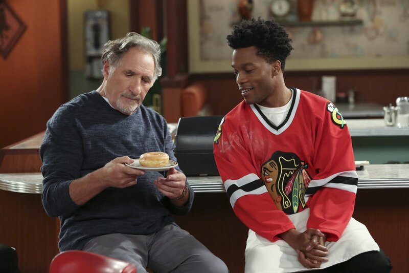 Auch wenn es Arthur (Judd Hirsch, r.) gefällt, dass Franco (Jermaine Fowler, l.) neue Kunden für den Donutladen anwerben will, gefallen ihm die sonderbaren und modernen Wünsche der Kunden ganz und gar nicht … – Bild: CBS Broadcasting, Inc. /​ Michael Yarish