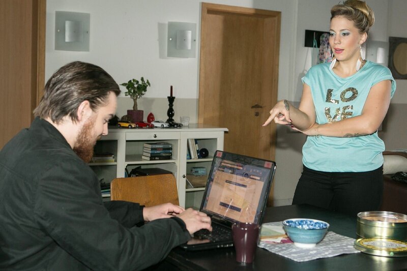 Iva (Christina Klein) ahnt nichts Böses, als sie Matthias (Philipp Noack) ihre Einladungen zu einem Fantreffen verschicken lässt – denn er löscht diese, um mit Iva allein zu sein … – Bild: RTL /​ Kai Schulz