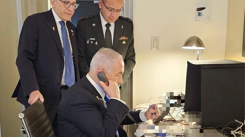 Geld und weißes Pulver in einer Tüte. – Bild: Israeli Prime Minister’s Office/​ARTE France Développement