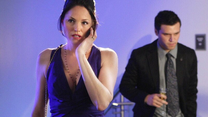 Sara (Jorja Fox) versucht telefonisch Grissom zu erreichen, doch ihre Verbindung ist zu schlecht. (re. Darst. unbekannt) – Bild: MG RTL D /​ CBS