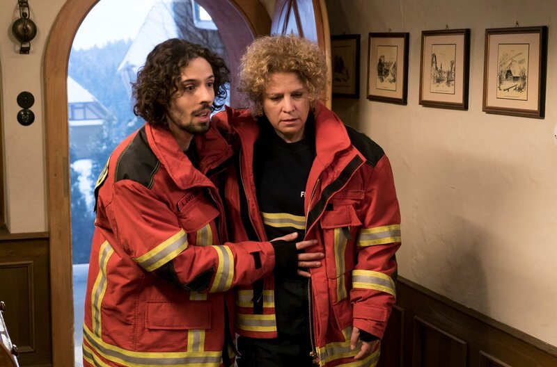 Bea (Christiane Brammer) kommt nach ihrem ersten Feuerwehreinsatz im neuen Jahr an ihre Grenzen. Albert (Alessio Hirschkorn) bringt sie nach Hause. – Bild: SWR/​Schweigert