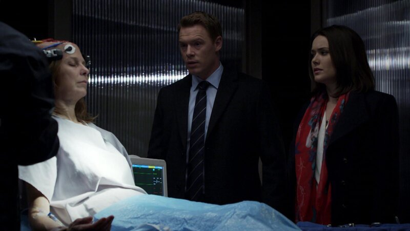 Donald Ressler (Diego Klattenhoff, m.) und Elizabeth Keen (Megan Boone, r.) – Bild: AXN Black