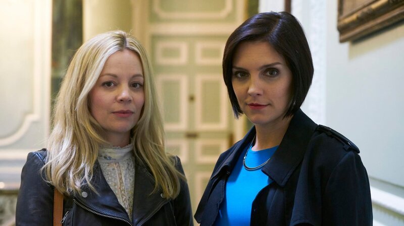 Rose (Fiona Button) und Schwester Nina (Annabel Scholey). – Bild: NDR/​Sister Pictures Limited