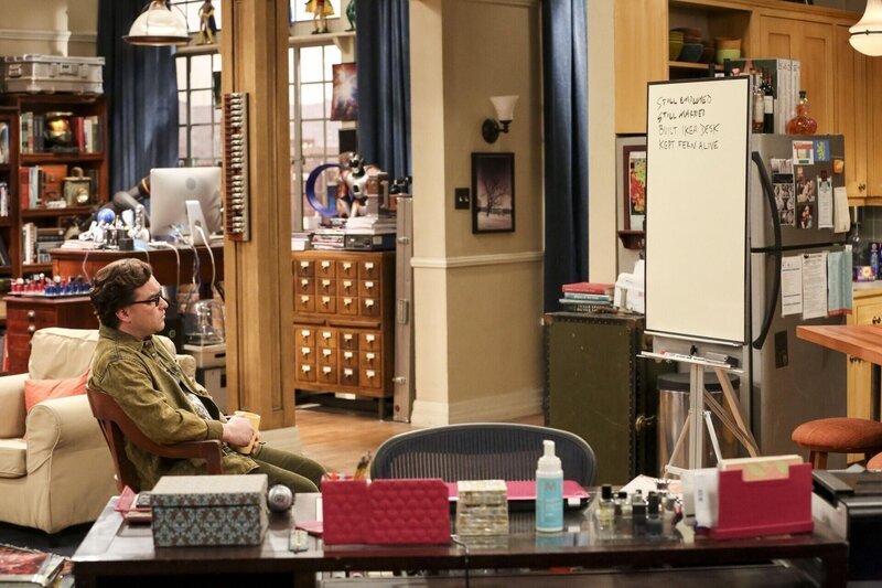 Leonard (Johnny Galecki) entschließt sich dazu, dieses Jahr ebenfalls einen Weihnachtsbrief zu schreiben, um seinem Bruder zu zeigen, dass auch er coole Dinge im vergangenen Jahr gemacht hat. Doch das wird viel komplizierter als er zunächst gedacht hat … – Bild: Warner Bros. Television Lizenzbild frei