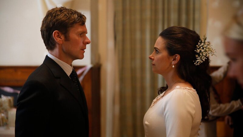 Inspektor Morse (Shaun Evans) sucht das Gespräch zu Joan Thursday (Sara Vickers) auf ihrer Hochzeit. Er gratuliert ihr zur Hochzeit, aber insgeheim liegt ihm schon seit langer Zeit etwas auf dem Herzen. – Bild: Jonathan Ford