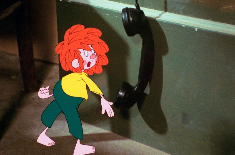 Wegen eines wichtigen Auftrags für einen Professor kann Meister Eder sein Versprechen nicht halten, mit Pumuckl in den Zoo zu gehen. Das ärgert den Kobold. – Bild: BR/​Infafilm GmbH/​Original-Entwurf „Pumuckl“-Figur: Barbara von Johnson