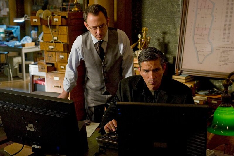 L-R: Harold Finch (Michael Emerson) und John Reese (Jim Caviziel) – Bild: JEFFREY R STAAB /​ CBS /​ CBS ENTERTAINMENT