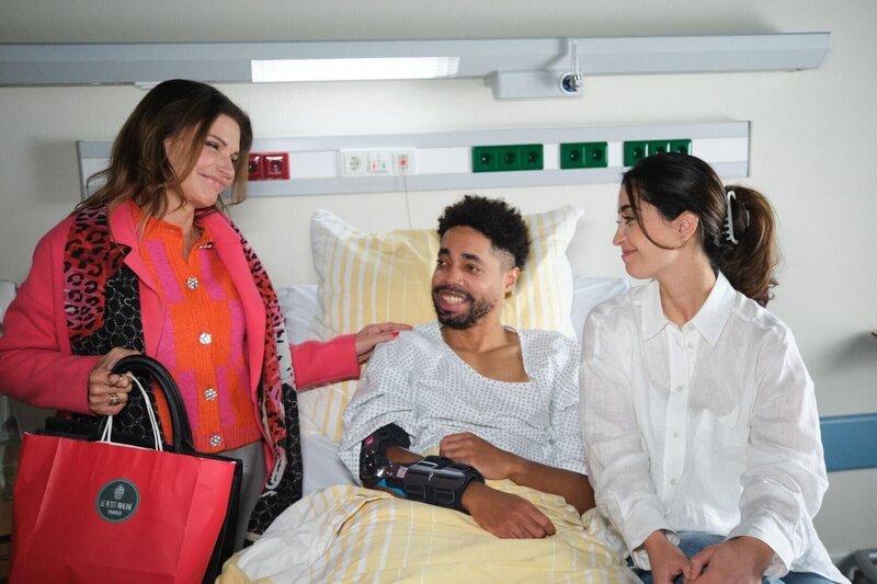 Brittas (Tabea Heynig, l.) Gefühle für Theo (Julius Dombrink) melden sich, als der sie für das perfekte Gesamtpaket hält. Rechts Esma (Özge Delioglan) – Bild: Foto: RTL /​ Stefan Behrens