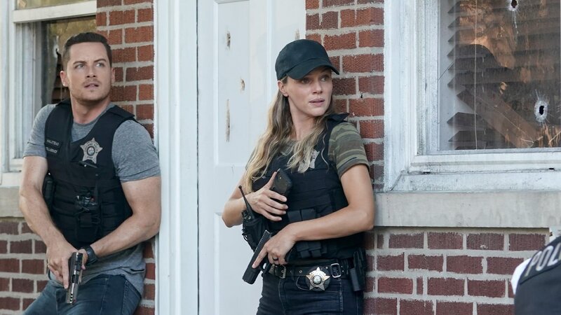 Jay Halstead (Jesse Lee Soffer) und Hailey Upton (Tracy Spiridakos) – Bild: AXN Black