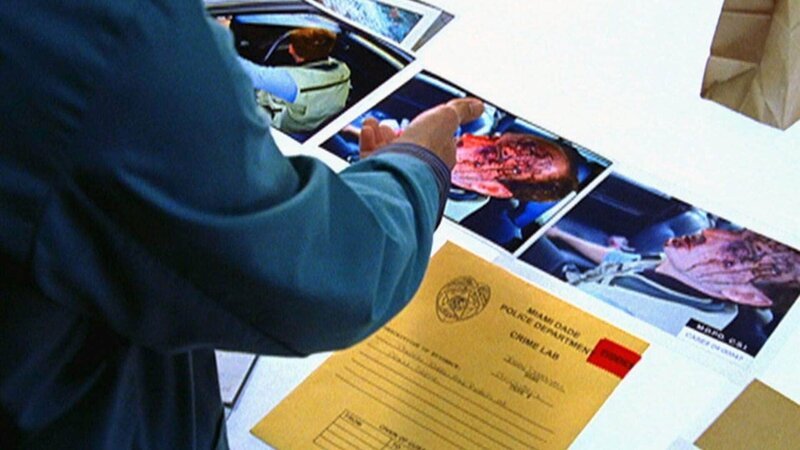 Nach einem Unfall wird die Leiche eines Promi-Fotografen in seinem Auto gefunden. Das CSI-Team glaubt, dass er ermordet wurde und sucht nun nach Beweisen, die den Verdacht bestätigen. – Bild: MG RTL D / CBS Nach einem Unfall wird die Leiche eines Promi-Fotografen in seinem Auto gefunden. Das CSI-Team glaubt, dass er ermordet wurde und sucht nun nach Beweisen, die den Verdacht bestätigen. – Bild: MG RTL D / CBS